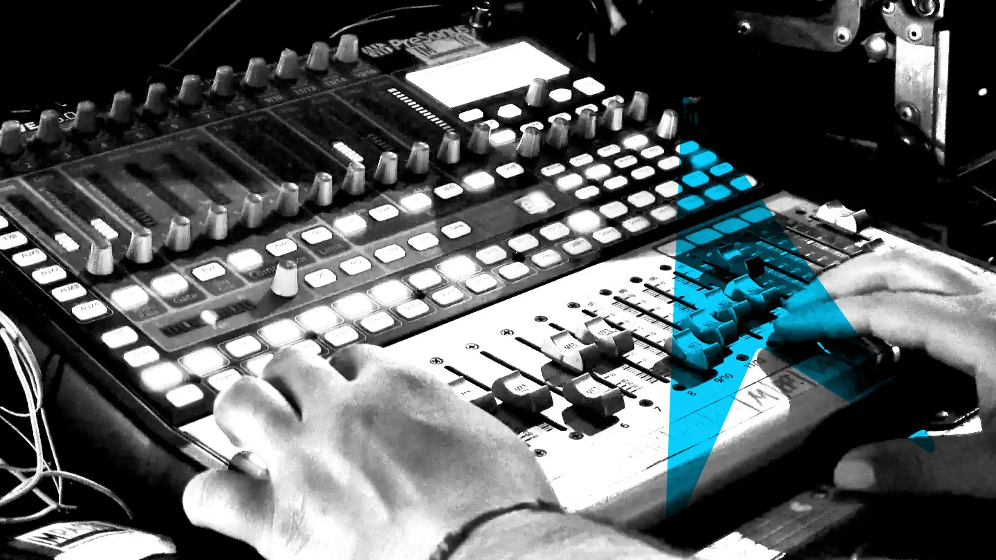 Operador técnico trabajando en una consola de mezcla de audio