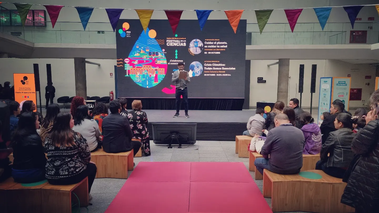 Evento presencial en sala con escenario y público