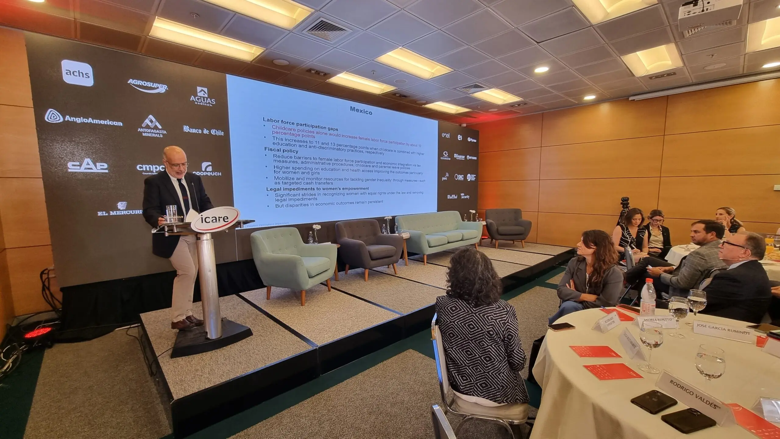 Seminario en sala con presentación en pantalla